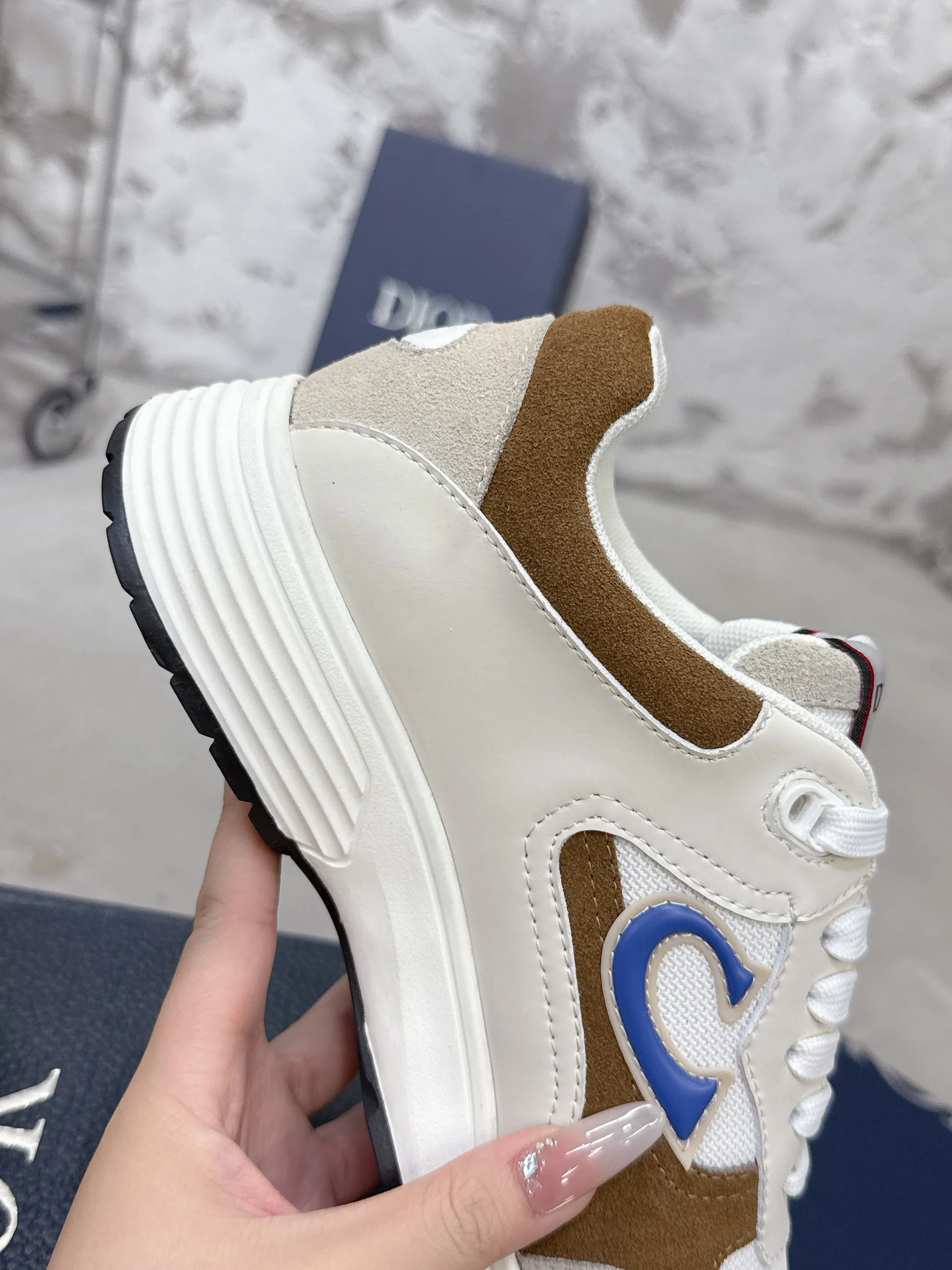 Men's men's shoes💰580💰 Dior Dior's latest color matching B30 series dad sneakers original 17960💰 purchased for development and production Brand new B30 sneakers Dad Shoes style shoes that follow the trend of the retro market The Dior logo on the tongue also indicates that this pair of shoes is the B30 model! B30 uses fine-textured leather and mesh cloth materials to form a shoe body. There are conspicuous letters CD on both sides of the shoe body to indicate identity. Many lines on the shoe body outline details to make the shoes look less monotonous and full of retro flavor. The delivery counter is exquisitely packaged🛍📦 ▪️Fabric: Original customized technical fabric + mesh ▪️Inner lining: Customized breathable lining ▪️Outsole: Original molded IP foam + TPU outsole ▪️Sole thickness: 3.5CM ▪️Size: Men's size 39-46 (Male size 38.45.46 customized)